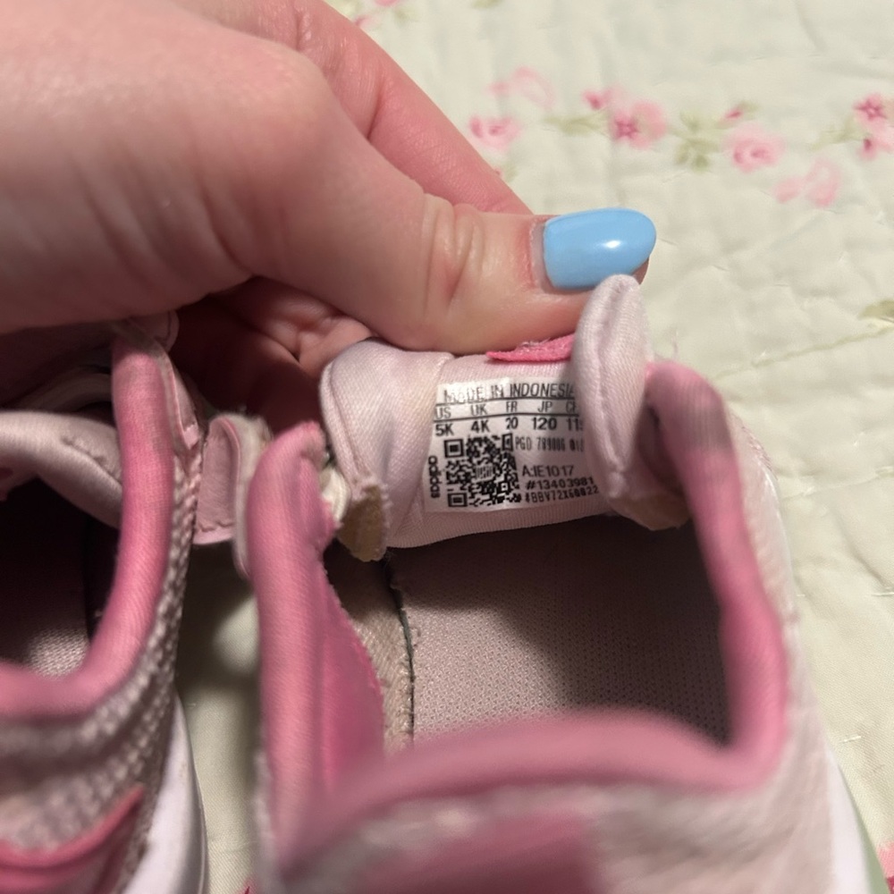 Adidas shoes size 5K - Picture 7 of 8